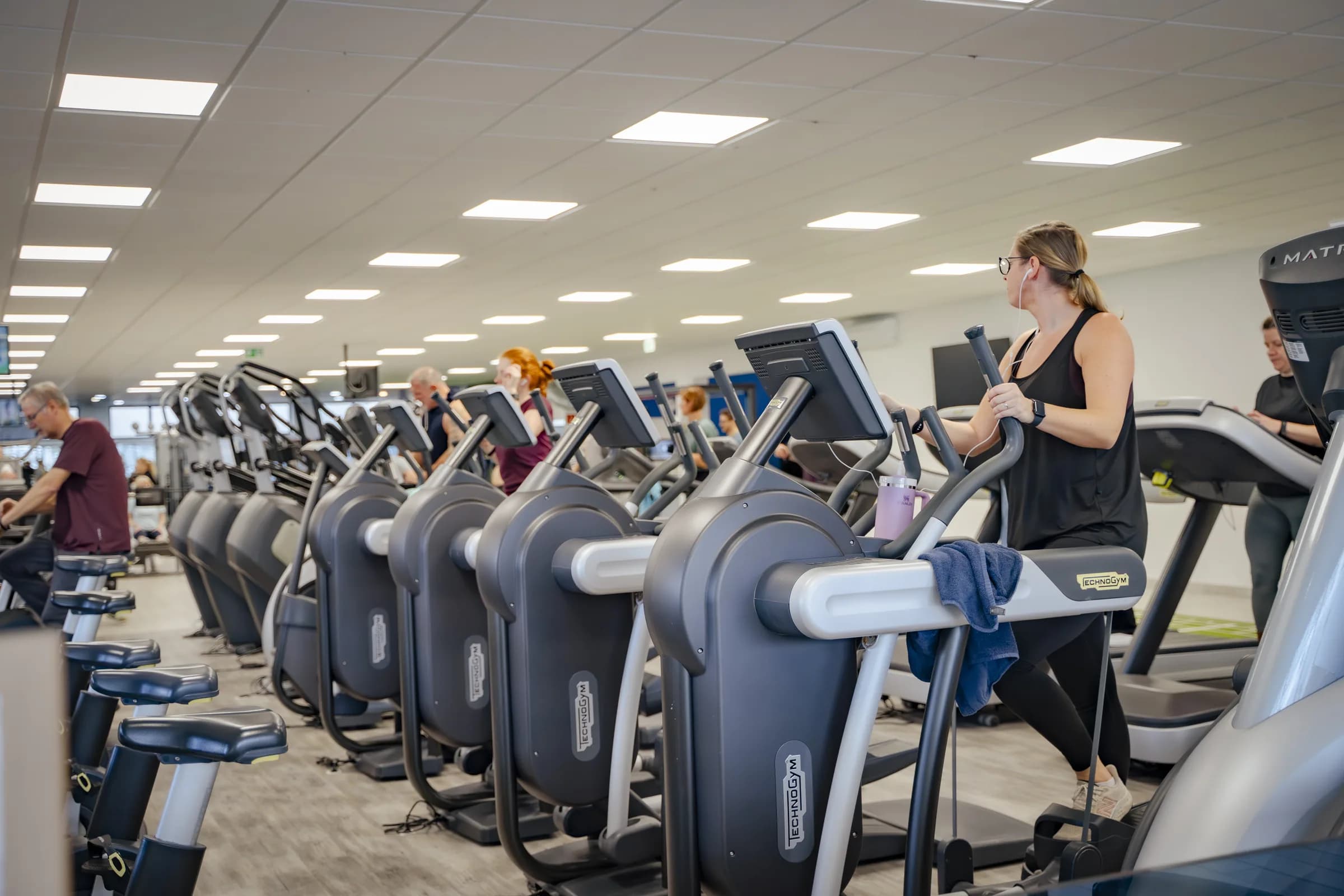 Cardiobereich mit Crosstrainern und Laufbändern im JETZT!