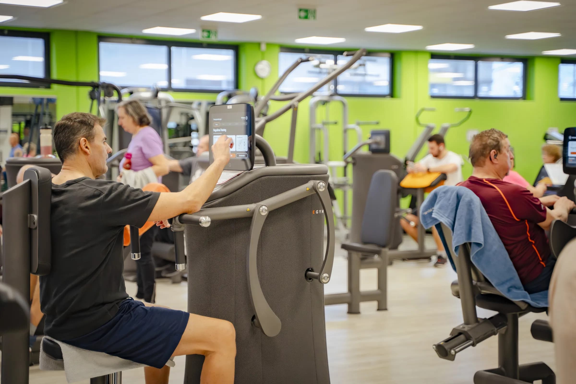 Mitglieder beim Gerätetraining an den EGYM-Zirkelgeräten im JETZT!